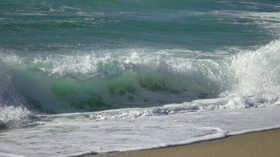 一股巨浪在慢镜头中冲击着海滩