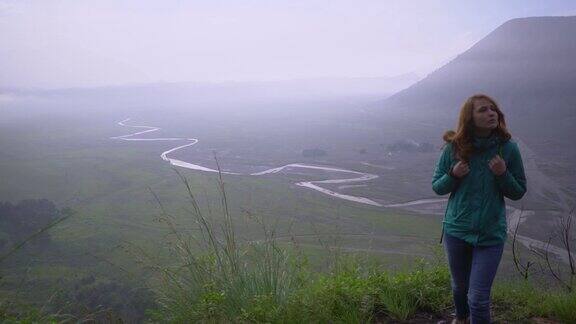 日出时女人看着布罗莫火山