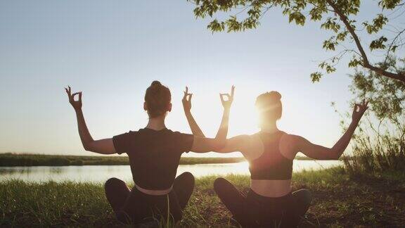 夕阳西下妇女们双手叉开做祈祷的手势