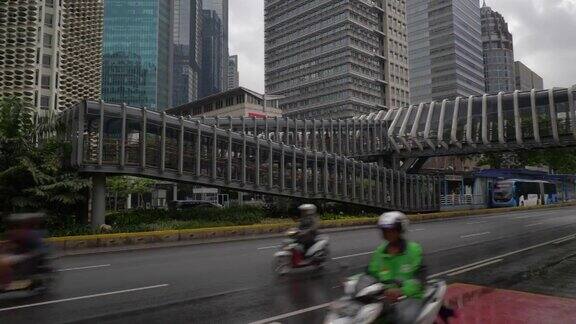 下雨天雅加达市区著名的人行天桥交通街道慢镜头全景4k印尼