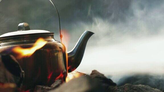 冬天在营火旁煮咖啡