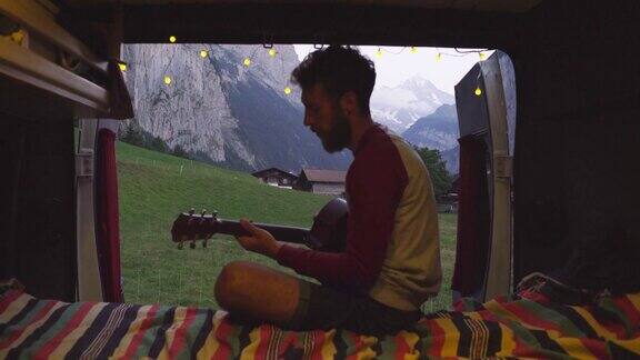 一个人在露营车里弹吉他