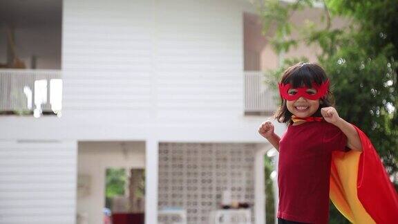 可爱的小女孩扮演超级英雄戴着面具的搞笑小孩扮演超级英雄超级英雄和力量概念肖像关闭
