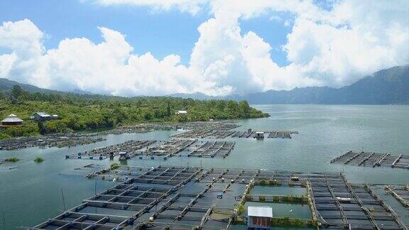 巴厘岛风景秀丽的巴图尔湖传统村落和网箱养鱼场