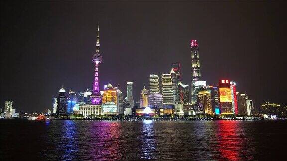 东方明珠塔和陆家嘴商务区摩天大楼与黄浦江在中国上海的浦东