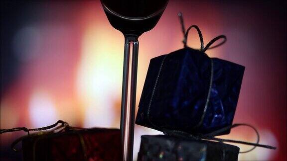 壁炉前放着一杯红酒和礼品盒