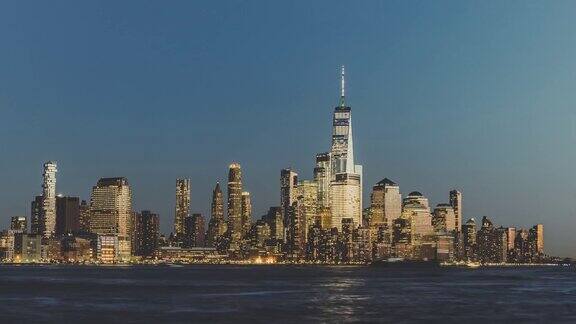 ZI曼哈顿上空的蓝色时间从黄昏到夜晚纽约