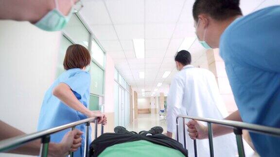 医生护士推着在担架上的病人赶往手术室