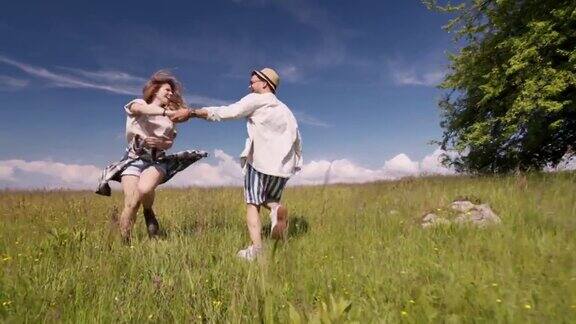 快乐的夫妇一起在草地上跑步的背影