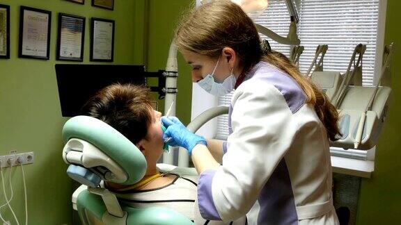正在接受牙科治疗的妇女