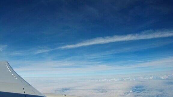 从飞机上看到的景色飞机正在云层中飞行引擎翼飞机在天空的视图
