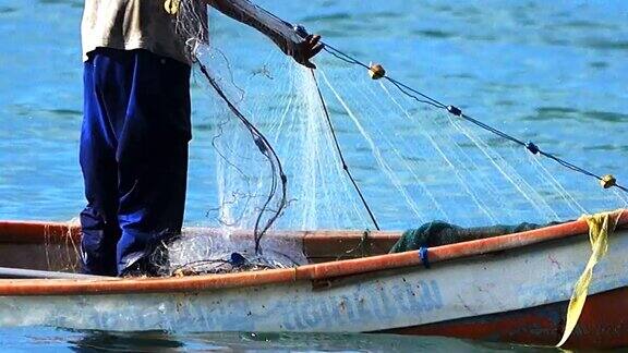 渔民在工作收集渔网在渔船上