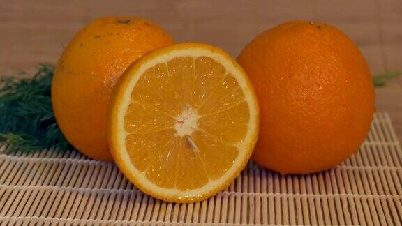 桌上的新鲜橙子