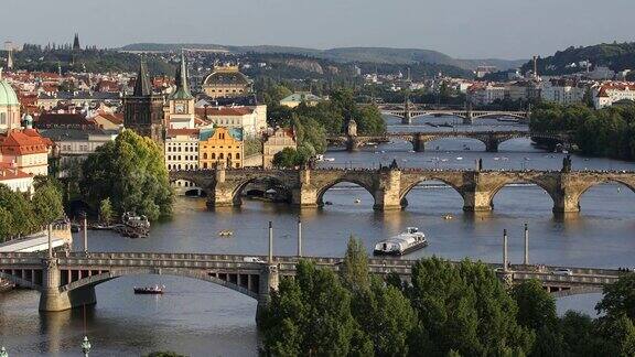 捷克共和国布拉格的查尔斯桥日落时分的查尔斯桥(卡尔鲁夫莫斯特)和老城塔