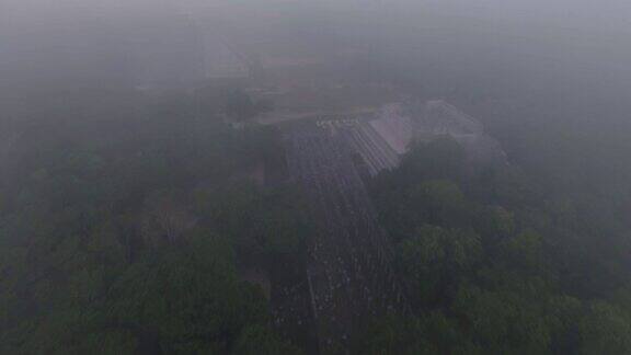 空中无人机视图尤卡坦奇琴伊察玛雅金字塔遗址在日出墨西哥雾