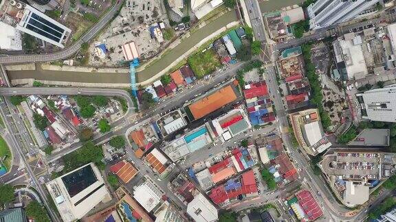 白天吉隆坡城市中心屋顶交通街道滨江湾空中俯视图4k马来西亚