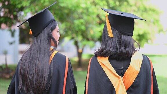 女毕业生庆祝大学毕业日