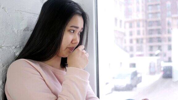 年轻亚洲妇女生病咳嗽喉咙感染