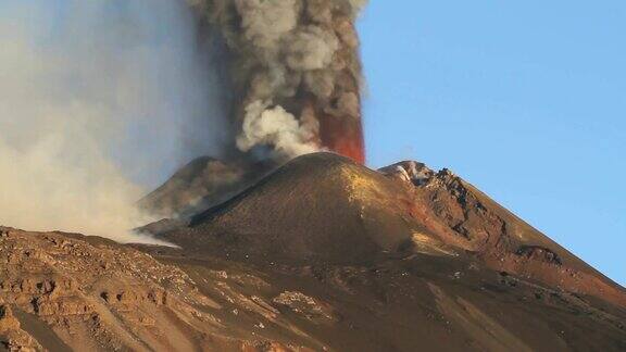 埃特纳火山在黎明时喷发