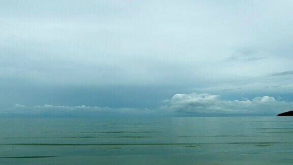 间隔拍摄多云的海