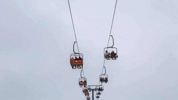 近景滑雪者在阴天乘坐滑雪缆车