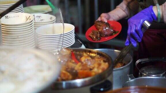 中国台湾夜市的街头小吃肉丸汤和猪蹄