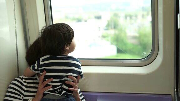 小男孩和妈妈一起乘火车旅行