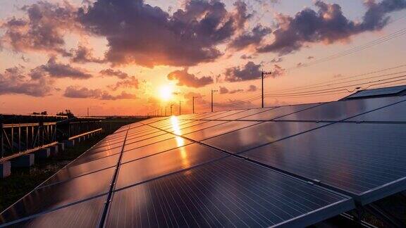 大型工业太阳能农场生产集中太阳能一天晚上