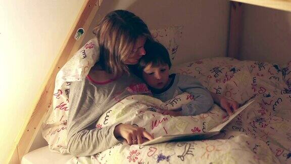 母亲和孩子在睡觉前看书