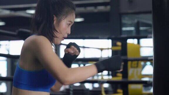 运动人的生活方式女运动员在健身房锻炼拳师以求健康