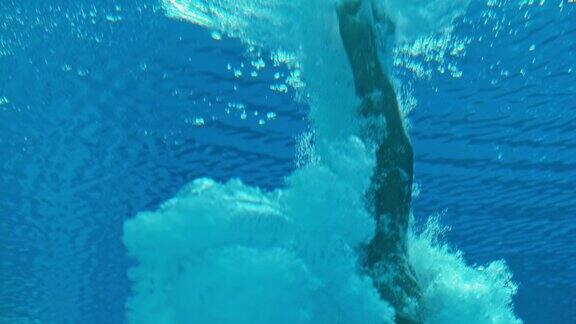 跳水运动员入水瞬间