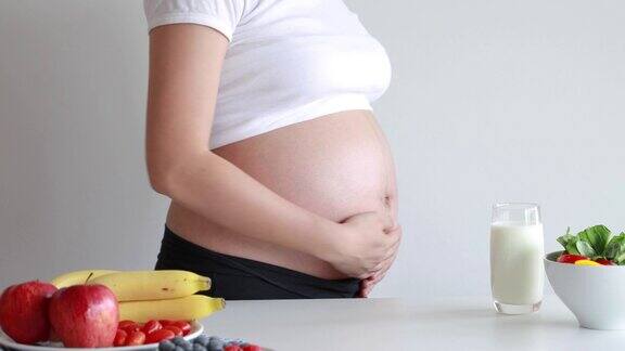 孕妇吃健康食品喝牛奶