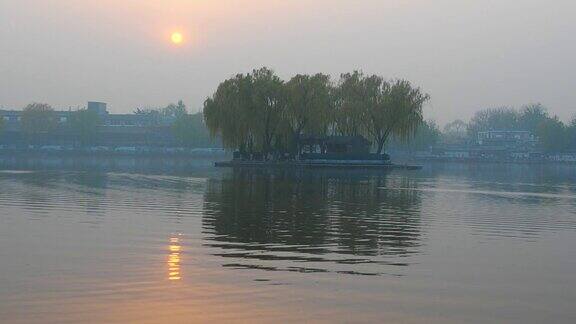 中国北京后海的日落阳光反射在荡漾的水面上