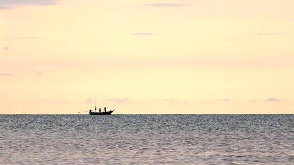 清晨海面上渔船的剪影一派宁静的景象