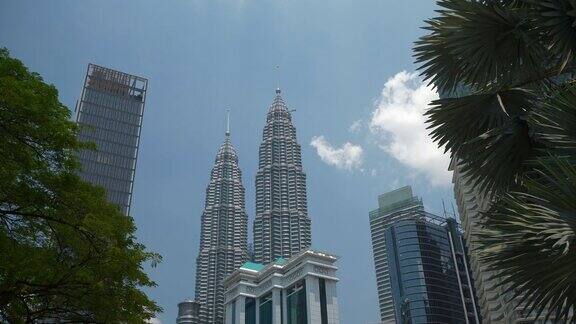 吉隆坡阳光明媚的一天市中心著名的塔慢镜头全景4k马来西亚