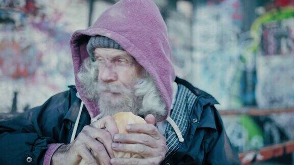 穷人老人吃着面包躲在贫困地区缺乏食物挨饿