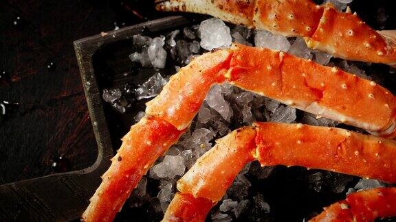 在切菜板上用冰块煮螃蟹