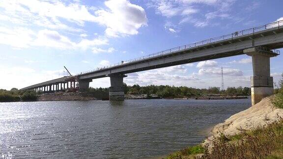 跨江桥梁的建造过程