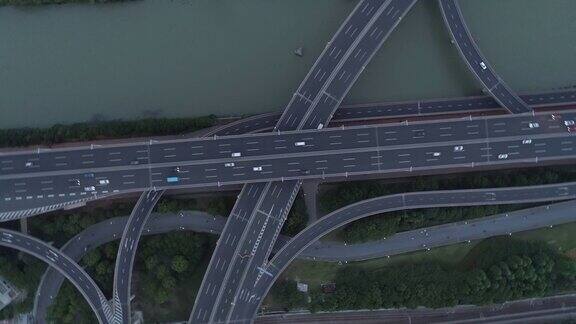 日落时分高速公路多层交叉口车辆移动的无人机视图汽车正在一个多层次的道路交叉口上移动这是城市苏州城市中国