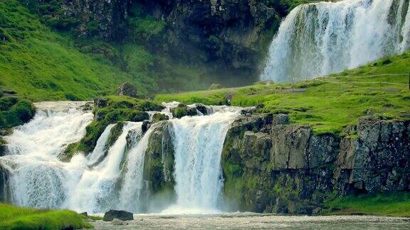 冰岛的Kirkjufellsfoss瀑布慢镜头