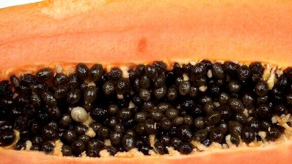 异国情调的木瓜水果特写将带黑籽的木瓜切成两部分