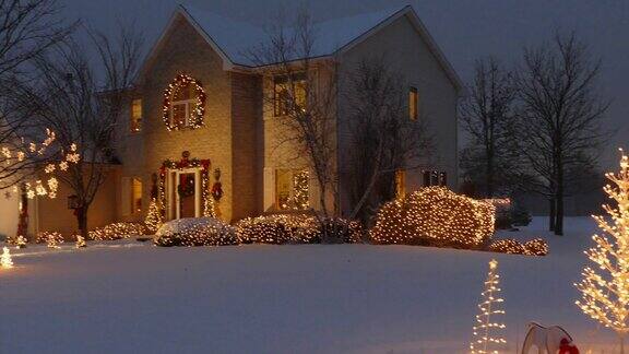 家与节日户外圣诞节假日照明和雪