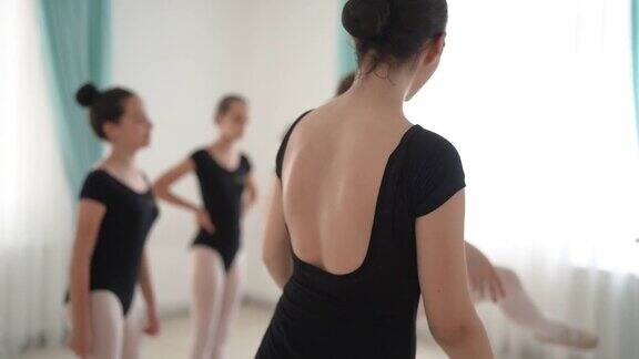 芭蕾舞者一起学习新的芭蕾舞姿势和动作