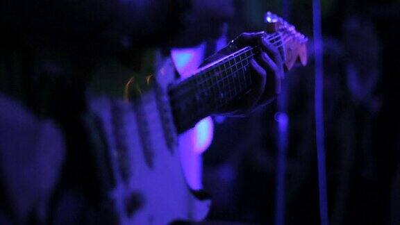 舞台上的电子吉他手