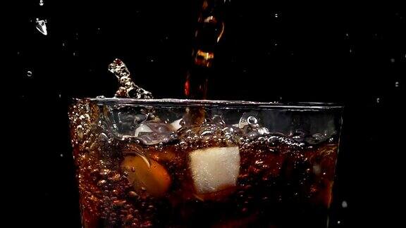 以慢动作将可乐苏打倒入装有冰块的黑色背景中