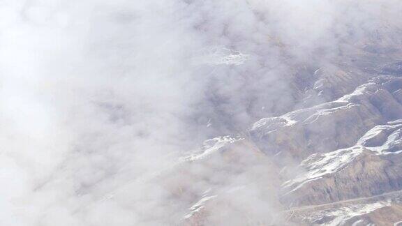 高山景观与雪峰从飞机上看