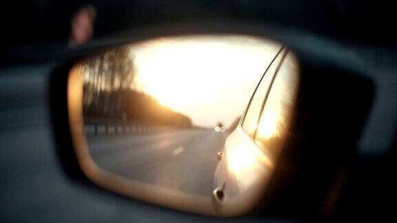 日落时从后视镜中看到的道路