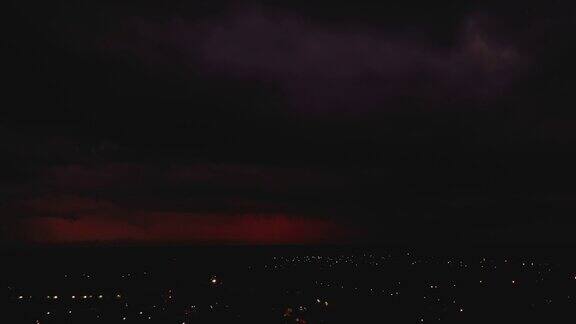 夜城鸟瞰图几十盏街灯雷暴在距离巴利亚多利德、墨西哥