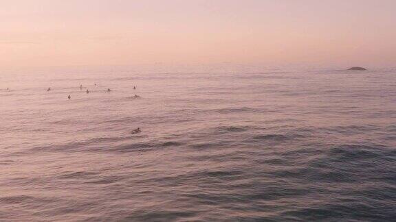 飞向夕阳:斯里兰卡的冲浪场景