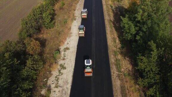 公路压路机新建沥青路面鸟瞰图